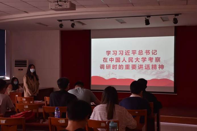 一群人在房间里  描述已自动生成